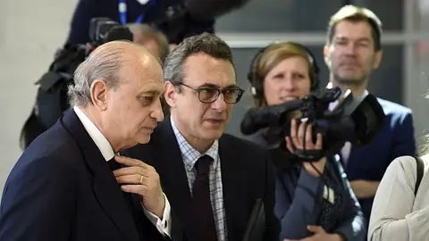 El ministro de interior Jorge Fernández Díaz entrando a una reunión de ministros de interior europeos El ministro de interior Jorge Fernández Díaz entrando a una reunión de ministros de interior europeos