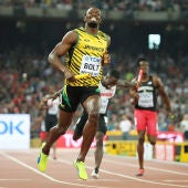 Usain Bolt, radiante tras ganar el 4x100