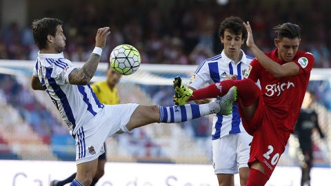 I&ntilde;igo Mart&iacute;nez y Sanabria pelean por el bal&oacute;n