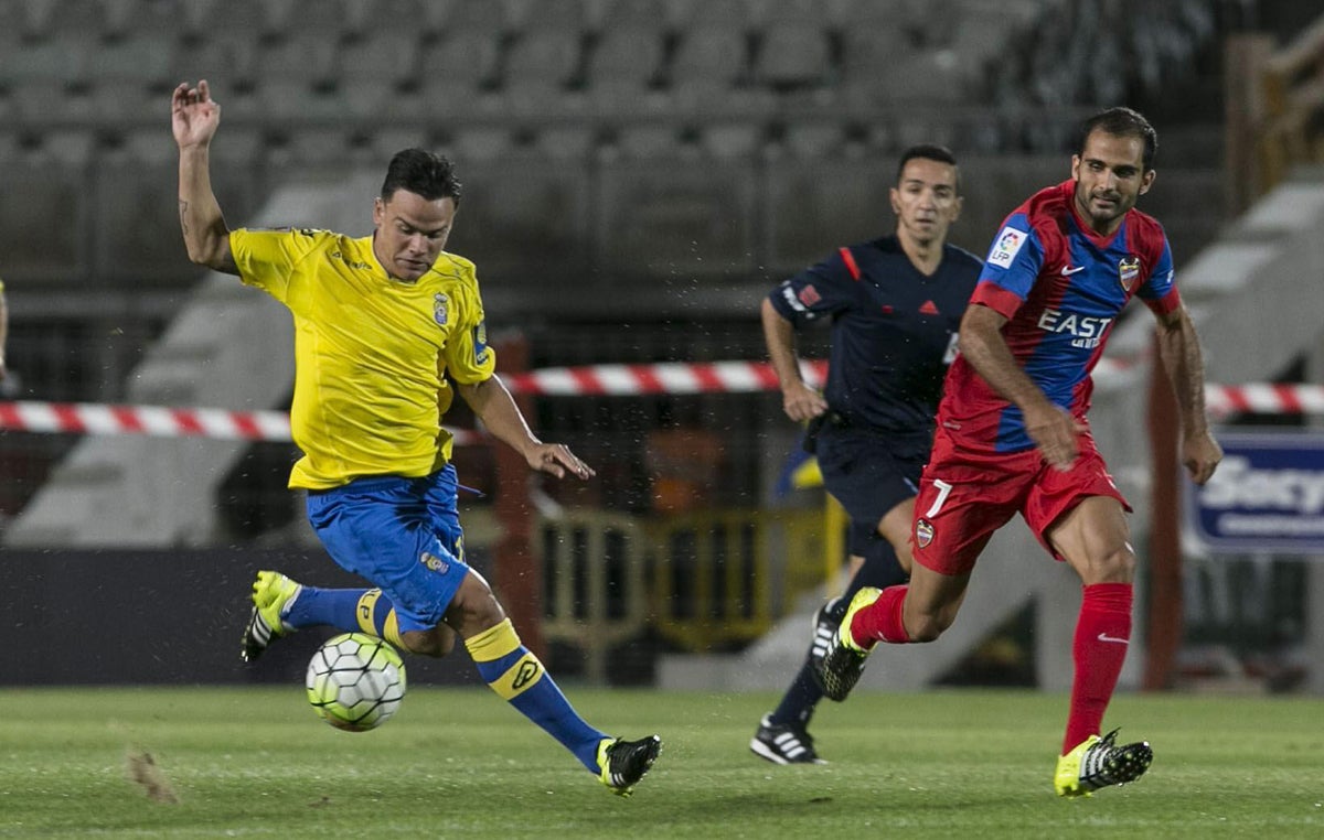 Las Palmas y Levante se reparten los puntos en un partido sin pólvora Las Palmas y Levante se reparten los puntos en un partido sin pólvora