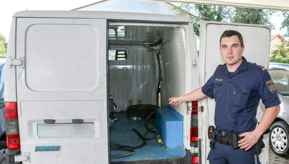 Un policía austriaco muestra el interior de la camioneta