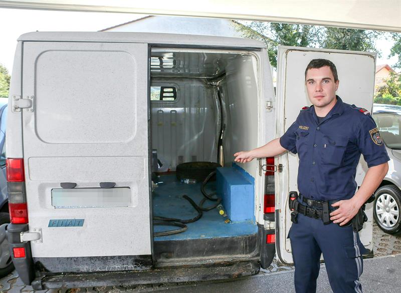 La camioneta detenida con veintiseis refugiados tiene matrícula española La camioneta detenida con veintiseis refugiados tiene matrícula española