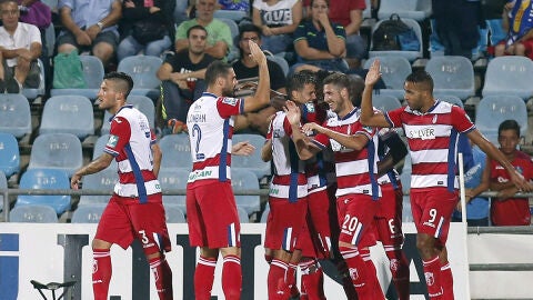 Los jugadores del Granada celebran el gol de El Arabi