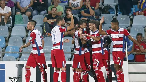 Los jugadores del Granada celebran el gol de El Arabi Los jugadores del Granada celebran el gol de El Arabi