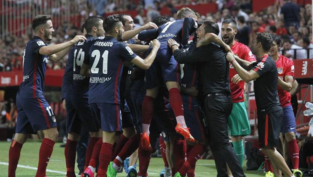 Los jugadores del Atlético de Madrid celebran el gol de Jackson Martínez 