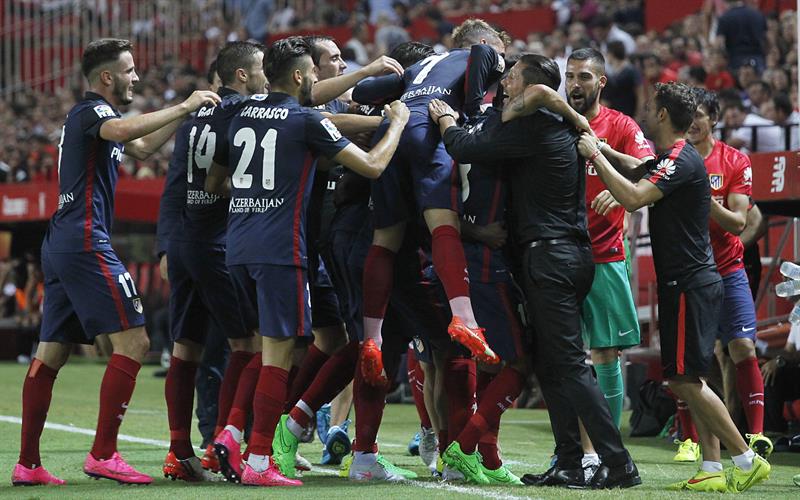 El Atlético derrota al Sevilla y enmudece al Sánchez Pizjuán El Atlético derrota al Sevilla y enmudece al Sánchez Pizjuán