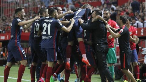 Los jugadores del Atl&eacute;tico de Madrid celebran el gol de Jackson Mart&iacute;nez 