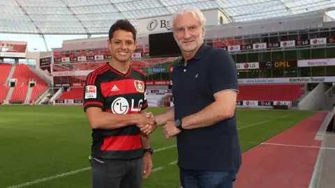 Chicharito posa con su nueva camiseta del Leverkusen Chicharito posa con su nueva camiseta del Leverkusen