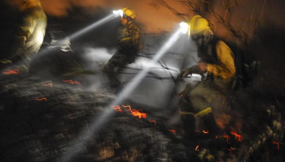 Tres brigadistas realizan labores de extinción en el incendio forestal, registrado en Cualedro,