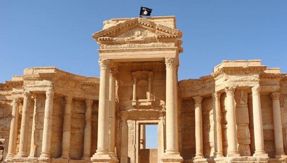 Uno de los templos en Palmira coronado por una bandera del EI