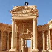 Uno de los templos en Palmira coronado por una bandera del EI