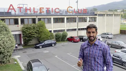 Raúl García posa delante de las oficinas de su nuevo club Raúl García posa delante de las oficinas de su nuevo club