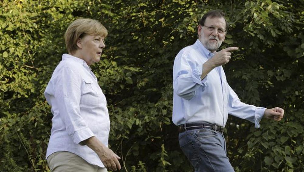 El paseo de Mariano Rajoy y Ángela Merkel