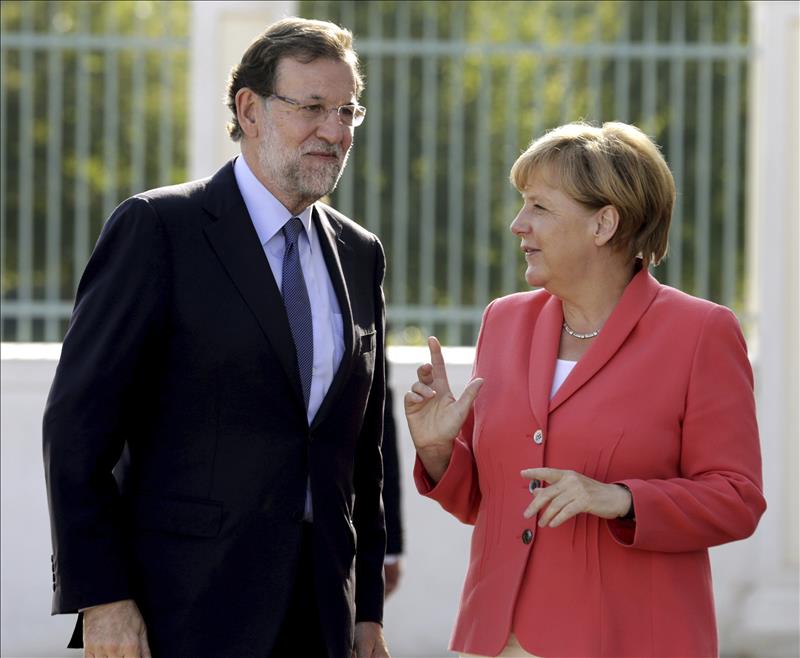 Rajoy conversa con Merkel, que le felicita por su nueva investidura Rajoy conversa con Merkel, que le felicita por su nueva investidura