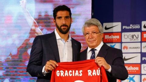 Ra&uacute;l Garc&iacute;a junto a Enrique Cerezo en su despedida