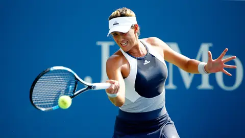 La tenista española Garbine Muguruza devuelve la pelota La tenista española Garbine Muguruza devuelve la pelota