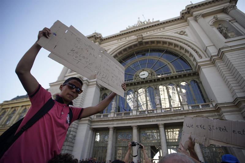 Hungría intercepta 2.284 nuevos refugiados, cientos siguen esperando trenes Hungría intercepta 2.284 nuevos refugiados, cientos siguen esperando trenes