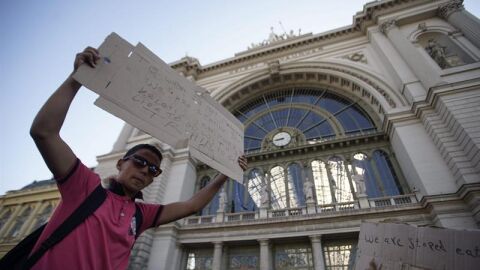  Inmigrantes protestan ante el cierre de la estaci&oacute;n de Keleti en Budapes
