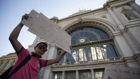 Inmigrantes protestan ante el cierre de la estación de Keleti en Budapes Inmigrantes protestan ante el cierre de la estación de Keleti en Budapes