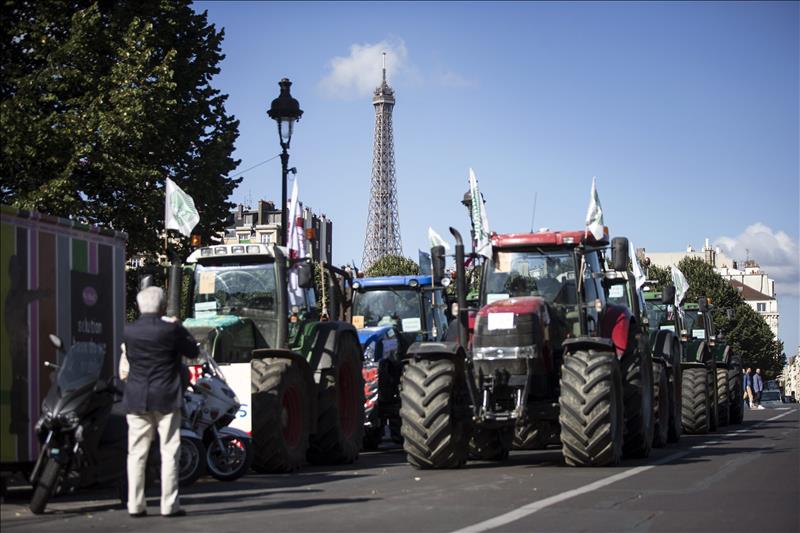 Cerca de 1.500 tractores llevan la protesta del sector agrícola a París Cerca de 1.500 tractores llevan la protesta del sector agrícola a París