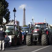 Tractores aparcados junto al Parlamento en en París (Francia) hoy durante una protesta