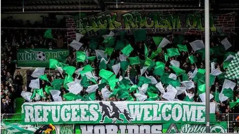 Pancartas de bienvenida a los refugiados en la Bundesliga Pancartas de bienvenida a los refugiados en la Bundesliga