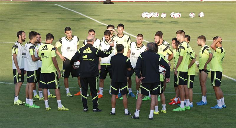 Del Bosque prueba con Cesc como novedad en el centro Del Bosque prueba con Cesc como novedad en el centro