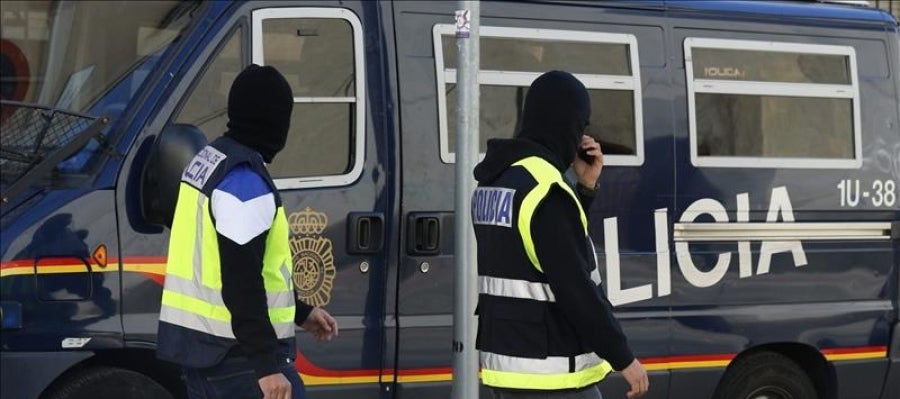 Agentes de la Policía Nacional española durante una actuación contra Estado Islámico Agentes de la Policía Nacional española durante una actuación contra Estado Islámico