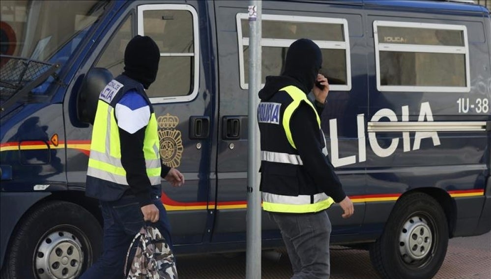 Agentes de la Policía Nacional española durante una actuación contra Estado Islámico 