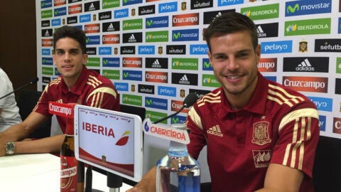 Azpilicueta junto a Bartra en rueda de prensa