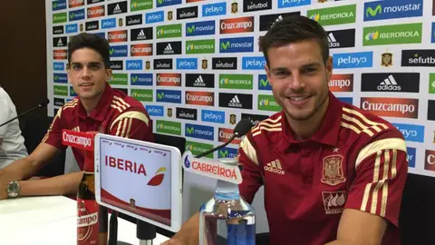 Azpilicueta junto a Bartra en rueda de prensa Azpilicueta junto a Bartra en rueda de prensa
