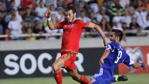 Bale conduce el balón con Gales Bale conduce el balón con Gales