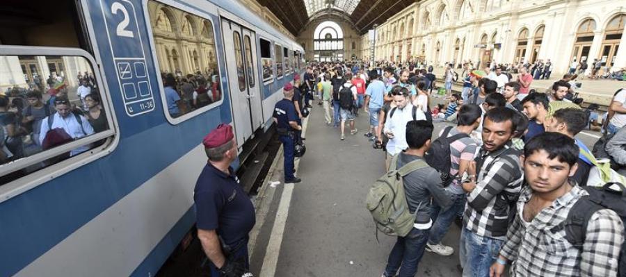 Inmigrantes esperan para subir a un tren en la estación Keleti de Budapest, Inmigrantes esperan para subir a un tren en la estación Keleti de Budapest,