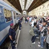 Inmigrantes esperan para subir a un tren en la estación Keleti de Budapest,