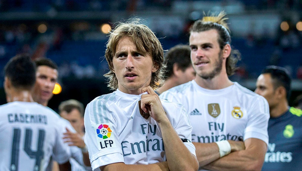 Modric observa la grada después de disputar el Trofeo Santiago Bernabéu