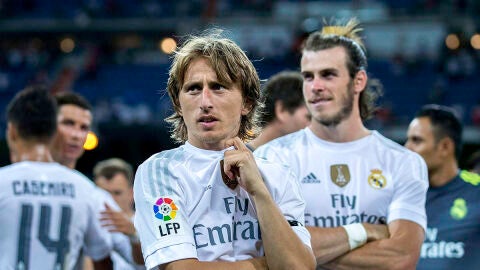 Modric observa la grada despu&eacute;s de disputar el Trofeo Santiago Bernab&eacute;u