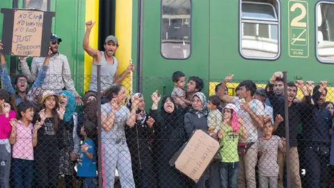 Refugiados en el tren de Hungría Refugiados en el tren de Hungría