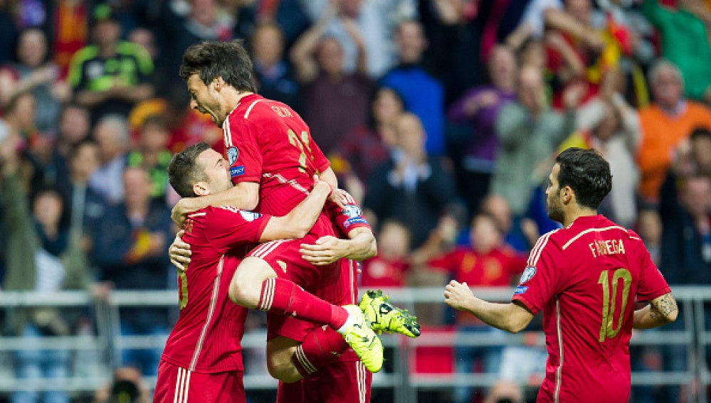 La selección española de fútbol celebra el gol de Jordi Alba