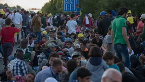 Refugiados sirios junto a una carretera Refugiados sirios junto a una carretera