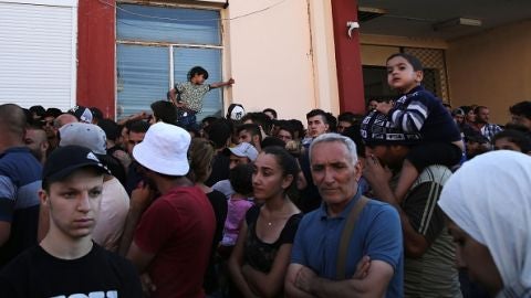 Miles de refugiados cruzan la frontera de Hungr&iacute;a con Austria
