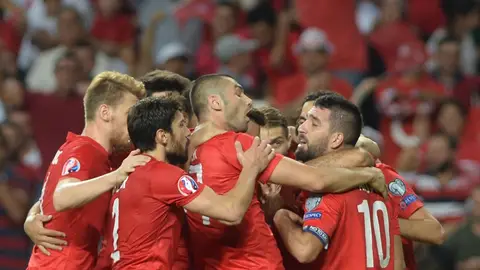 Los jugadores turcos celebran un gol frente a Holanda Los jugadores turcos celebran un gol frente a Holanda