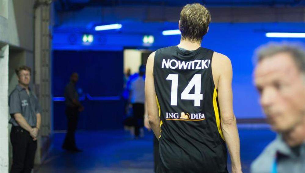 Dirk Nowitzki se marcha derrotado de la cancha