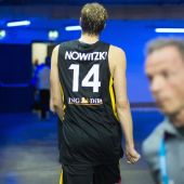 Dirk Nowitzki se marcha derrotado de la cancha