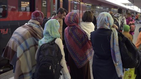 Un grupo de refugiados a su llegada a la estaci&oacute;n de trenes de Viena.