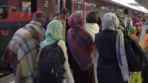 Un grupo de refugiados a su llegada a la estación de trenes de Viena. Un grupo de refugiados a su llegada a la estación de trenes de Viena.