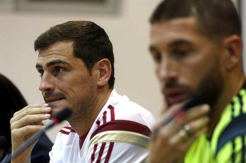 Casillas apoya a Piqué: "Si se pone la camiseta es porque quiere defender a la Selección" Casillas apoya a Piqué: "Si se pone la camiseta es porque quiere defender a la Selección"