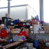 Voluntarios de Cruz Roja esperan la llegada de miles de refugiados para atenderlos en la estación de Hegyashalom Voluntarios de Cruz Roja esperan la llegada de miles de refugiados para atenderlos en la estación de Hegyashalom