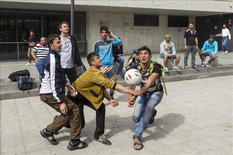 Jóvenes austriacos se organizan por Facebook para ayudar a los refugiados Jóvenes austriacos se organizan por Facebook para ayudar a los refugiados