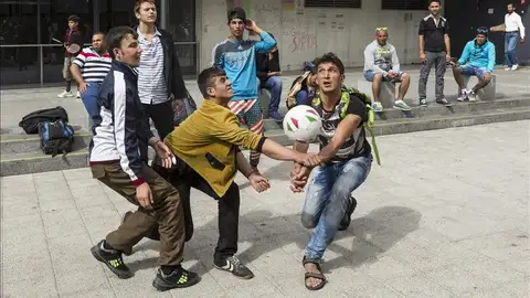 Varios refugiados juegan en la estación de Budapest. Varios refugiados juegan en la estación de Budapest.