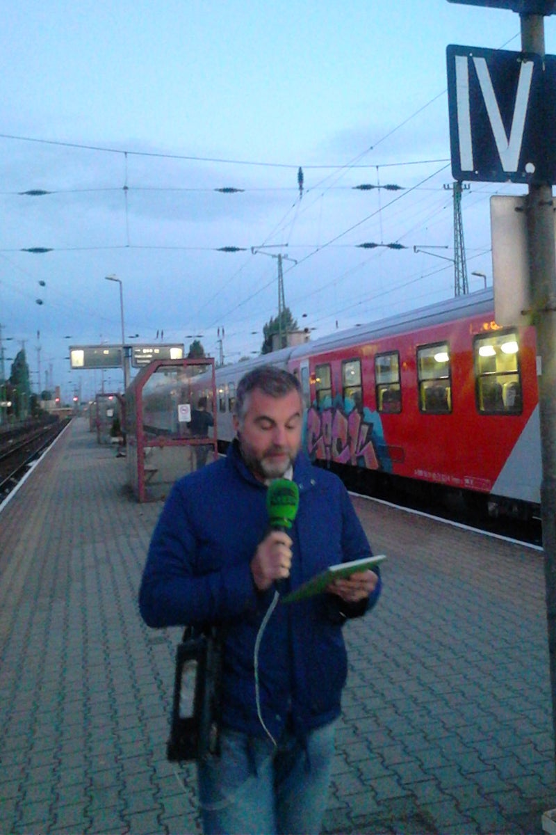 Carlos Alsina en el andén de la estación Carlos Alsina en el andén de la estación